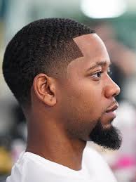 Il Existe De Nombreuses Coiffures Polyvalentes Pour Les Hommes Noirs Afin De Creer Toutes Sortes D Cheveux Crepus Homme Coiffure Homme Afro Coiffure Homme Noir