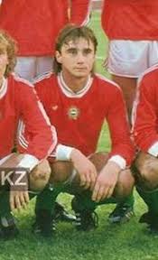 Mintha csak oda teremtették volna a ballábas védőt. Szalai Attila Zebegeny 1965 07 09 Szemelyek Magyarfutball Hu A Magyar Labdarugas Adatbazisa