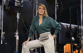 A mediados del segundo trimestre de 2005, alejandra y la actriz isabella santodomingo presentaron su comedia en vivo los caballeros las prefieren brutas, con temporadas en bogotá y medellín. Rcn Aplazo Lanzamiento De Reality En El Que Alejandra Azcarate Es Jurado Candela