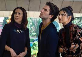 En esta comedia negra, una adinerada matriarca intenta mantener la imagen de familia perfecta luego de que la amante de su esposo ventila los trapos sucios. La Pelicula La Casa De Las Flores Llega A Netflix Los De La Mora Vuelven A Concluir Un Asunto Pendiente Television Entretenimiento El Universo