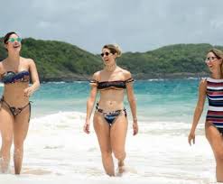 Video vira polemica onde aprece thyane dantas com seu enteado segundo fãs ela estava brigando. Thyane Dantas Posa De Biquini E Mostra Corpao Na Praia