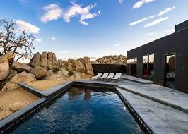 This All Black House In The Yucca Valley Desert Was Designed By Los Angeles Office Oller Pejic To Look Like A Shadow Desert Homes Modern Desert Black House