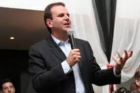 É o atual prefeito do rio de janeiro, cargo que ocupou anteriormente de 2009 a 2017. Prefeito Do Rio Promete Ajuda Ao Vasco Na Reforma De Sao Januario 03 12 2014 Uol Esporte