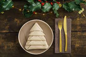 Since christmas is just around the corner, here are simple christmas table setting ideas to inspire you. 30 Elegant Christmas Table Settings Stylish Holiday Table Centerpieces
