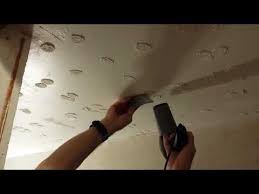 Astuce Video Decoller Les Plots De Colle Des Dalles Polystyrene Au Plafond Les Carnets Du Bricolage Diy Dalle Polystyrene Dalles Renovation Plafond