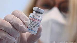 La vacuna producida por la farmacéutica estadounidense moderna es la segunda vacuna frente el coronavirus aprobada en europa. Coronavirus Hoy Estudio Asegura Que Vacuna De Moderna Protege Contra Variante Delta Coronavirus Dw 29 06 2021