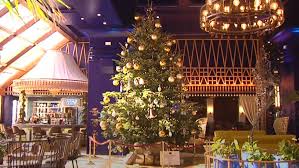 El video con las recomendaciones para festejar la navidad. Video El Arbol De Navidad Mas Caro Del Mundo Esta En Estepona Actualidad El Pais