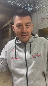 Errico si traveste per consegnare il regalo di Natale alla mamma e lei non  lo riconosce. Il regalo più bello alla fine è il sorriso che mette alla  mamma.Guardate cosa è successo.