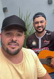 Lukas e Albert Canta Esse Sucesso