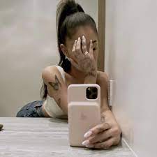 Web de espectáculos de perfil.com. Ariana Grande Ist Verlobt Mit Diesem Selfie Zeigt Sie Ihren Diamanten Perlen Ring Vogue Germany
