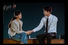 Kysen mendapat tawaran beasiswa dengan syarat harus memacari anak dekan dengan paras paling cantik di kampusnya, tapi kysen tidak mengetahui betapa gila gadis tersebut! Sinopsis Start Up Episode 13 Nam Do San Kembali Dari Amerika Halaman All Kompas Com
