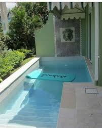Salah satu gaya kolam ikan minimalis favorit adalah yang berukuran di bawah pinggang dan cocok untuk dinikmati sambil duduk santai di pembatasnya. 10 Ide Kolam Renang Kecil Di Rumah Yang Mungil Cocok Buat Refreshing