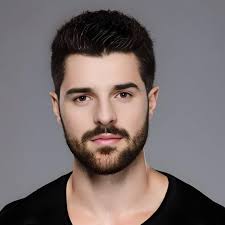 крупный план мужчины в куртке и с бородой