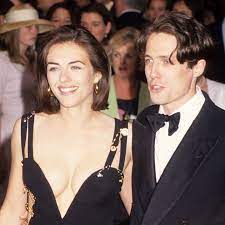 Liz hurley sorgte 1994 für aufsehen, als sie an der seite ihres damaligen lebensgefährten hugh grant bei der premiere von vier hochzeiten und ein todesfall ein kleid trug, das zum teil aus sicherheitsnadeln bestand. Elizabeth Hurley Das Versace Kleid Das Alles Veranderte Gala De