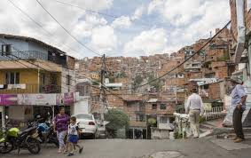 El 25 de diciembre de 1937 se inicia la construcción de la iglesia, siendo terminada en 1942. El Barrio Veinte De Julio Y Su Propio Grito De Independencia