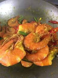 1/2 kg udang, 2 ruas kunyit, 1/2 ruas jahe, 1 sdm garam, 1 sdm gula, 1 sdm kaldu jamur, 1/2 sdm ketumbar, 1/2 sdm lada. Udang Goreng Kunyit