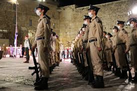 באותה שעה יתקיימו טקסים רשמיים בבתי העלמין בשעות הערב יתקיים טקס הדלקת המשואות בהר הרצל, המסמן את תום יום הזיכרון לחללי מערכות ישראל ונפגעי פעולות האיבה, ותחילתם של אירועי ערב יום העצמאות. Rjqt2ua2njku5m