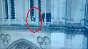 Histoire et chronologie de notre. Incendie A La Cathedrale Notre Dame De Paris La Video D Un Homme Dans Une Tour