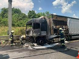 A törökbálinti és az érdi hivatásos tűzoltók négy vízsugárral a lángokat körülhatárolták. Kigyulladt Egy Kamion Az M7 Esen