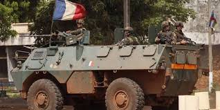 Militaire de la gendarmerie départementale (en raison du bruit de la machine à écrire ou parce qu'ils sifflent sur le bord des routes). Bangui Operation De L Armee Francaise En Cours