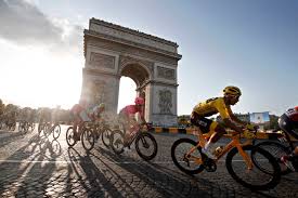 Une spectatrice inconsciente provoque une énorme chute. Videos Tour De France Suspense Chute Les Arrivees Inoubliables Sur Les Champs Elysees Actu Paris