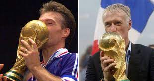 ¡camiseta dedicada a didier deschamps levantando la copa del mundo de 1998 ganada por la selección francesa de fútbol! In 1998 Didier Deschamps Lifted The World Cup 20 Years Later It Was Lifted For Him