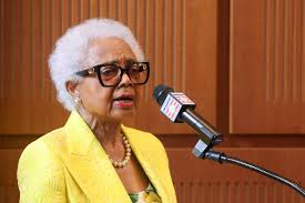 Hank Aaron honored with new statue at Baseball Hall of Fame