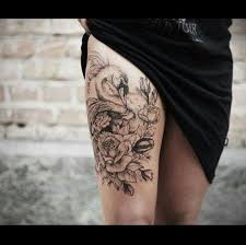 Black And Grey Tattoo Ideas For Women Black And Gray Thigh Tattoo Swan And Flowers Tatuering Fotlankar