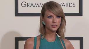 Selfies, auf denen sie ungeschminkt und komplett ungestylt sind. Stars Video Taylor Swift Ungeschminkt Und Mit Katze Im Bett Prosieben