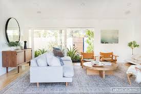Minimalist Mid Century Living Room With Large Glass Windows Minimalist Living Room Living Room Scandinavian Mid Century Living Room