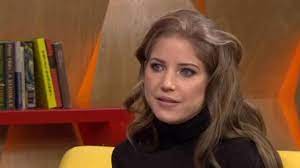 Szabó zsófi január legvégén, a reggeli stúdiójában jelentette be, hogy szétmennek férjével, kis zsolttal, akkor egyszer és utoljára nyilatkozott a témában, ennek ellenére a fél magyar bulvársajtót tematizálta a válás egész februrában. Szabo Zsofi Reszletesen Meselt Kis Zsolttal Valo Szakitasarol Blikk