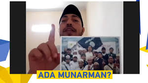 Adalah jubir fpi, advokat, mantan aktivis ham, mantan ketua umum ylbhi dan kemudian beralih menjadi panglima komando laskar islam, kelompok paramiliter fpi. Attending The Pledge Event Munarman Allegedly Protecting Terrorism Information