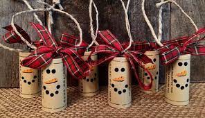 This cute snowman ornament is made out of corks! 13 Xmas Deco Ideas Xmas Deco Christmas Fun Christmas Diy