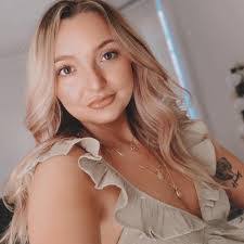 Leanne Lenz's Instagram, Twitter & Facebook