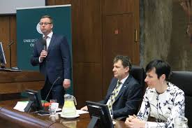 Šéfka instituce lenka bradáčová v dnešním prohlášení uvedla, že všechny medializované informace jsou obsažené ve sdělení obvinění, které mají od počátku prosince k dispozici obvinění, jejich obhájci. Elitni Zalobci Investovali Zeman Koupil Dva Byty V Praze A V Brne Bradacova Pole A Chalupu Ceska Justice