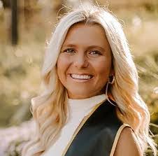 Julia Crews's Instagram, Twitter & Facebook