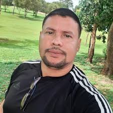 Cada dia que nasce é a vida seguindo seu rumo. Continuo seguindo.