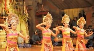 Gerakan tarian ini sangat khas karena sang penari menggerakkan badan, tangan, leher, jari, dan matanya mengikuti alunan musik yang dimainkan. Tari Pendet Berasal Dari Bali Hanya Menggunakan Pola Lantai Lurus Seperti Garis A Horizontal Di Brainly Co Id