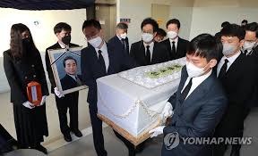 2001년 10월 9일, 자민련 전당대회는 djp연합 붕괴에도 불구하고 국무총리직에 남아 제명된 이한동 총재를 대신해 김종필 명예총재를 총재로 추대했다. Hvpeeotrnkgt6m
