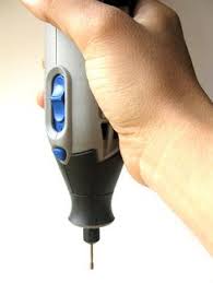 Amateurs de diy et d'objets déco customisés, le perçage du verre peut s'avérer utile si vous souhaitez 21 Idees De Comment Percer Graver Dremel Outil Dremel Projets Dremel