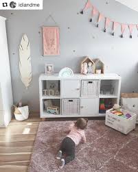 Ein Zauberhaftes Kinderzimmer Mit Ikea Kallax Und Herzmobelknopfen In Natur Kinder Zimmer Kinder Zimmer Madchen Ikea Kinderzimmer