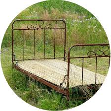 Ein drittel unseres lebens verbringen wir im bett. Vom Blumenbeet Zum Blumenbett Ein Altes Bett Im Garten Als Blickfang