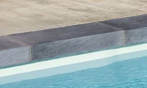 Gros Plan De Margelle De Piscine A Talon En Pierre Reconstituee Aspect Pierre De Vendee Gris De Roc De France Margelle Piscine Margelle Margelle Piscine Grise