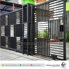 Seperti yang terlihat pada gambar di atas, kayu disusun secara horizontal yang menimbulkan kesan luas. 10 Pagar Minimalis Dan Modern Ini Bikin Rumahmu Dilirik Orang Rumah123 Com