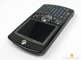 Motorola Q 9h review: Moto messenger ...