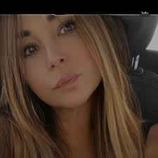 Il mare è da sempre la mia più grande passione. Ogni volta che mi ritrovo  tra le sue onde, sento di respirare più a fondo, di liberarmi, di ritrovare  un pezzo di