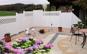 Mediterrane Terrasse Mit Sichtschutz In Weiss Garten Diy Garten Naturzaun