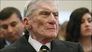 He was an actor, known for potter (1979), an age of kings (1960) and the dupont show of the month (1957). Former Gop Senator John Warner Crosses Party Lines Endorses Kaine For Senate 13newsnow Com