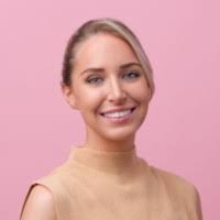 Jessie Knowles's Instagram, Twitter & Facebook