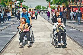 中國人口老化的原因： 1.一孩政策是人口老化主因 中國自1978 年嚴厲推行一孩政策，導致人口增長緩慢。1949 年新中國成立後，戰亂的結束 大幅度降低人口死亡率，而生育率則驚人地增長，特別是上世紀50 年代和60 年代為兩個人 Ilj1bltpldldym